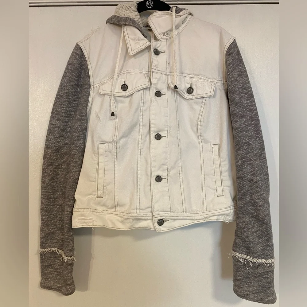 Free People Distressed White Denim Jacket - Size Large - Picture 2 of 10